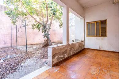 Semindipendente da ristrutturare con cortile
