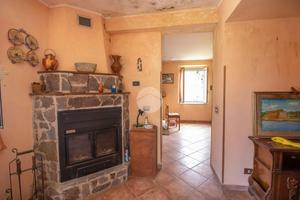 CASA SEMINDIPENDENTE A MONTEBUONO