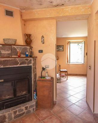 CASA SEMINDIPENDENTE A MONTEBUONO