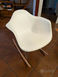 Sedia a dondolo con braccioli 