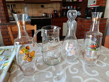 caraffa e bottiglie lavorate in vetro