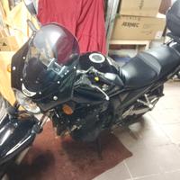 Moto Suzuki Bandit nera