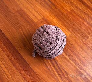 Gomitolo di tessuto intrecciato marrone