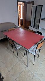 Tavolo anni '60 con 4 sedie coordinate – Vinta