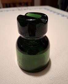 Vecchio isolatore elettrico in vetro verde 