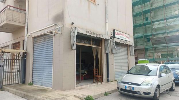 Via Grottasanta - Tunisi negozio con 6 vetrine