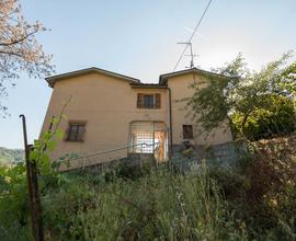 Casa immersa nel verde delle colline