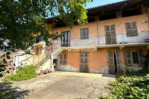 MONTANARO CASCINA CON GIARDINO PRIVATO. POSSIBILIT