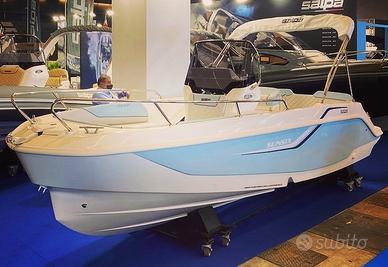 Barca SALPA SUNSIX con HONDA 40/70 E demo fiera