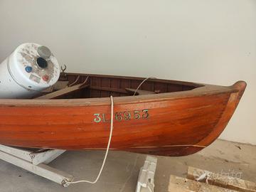 gozzo in legno con motore fuoribordo 