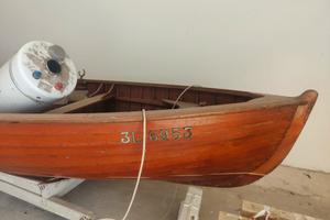 gozzo in legno con motore fuoribordo 