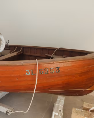 gozzo in legno con motore fuoribordo 