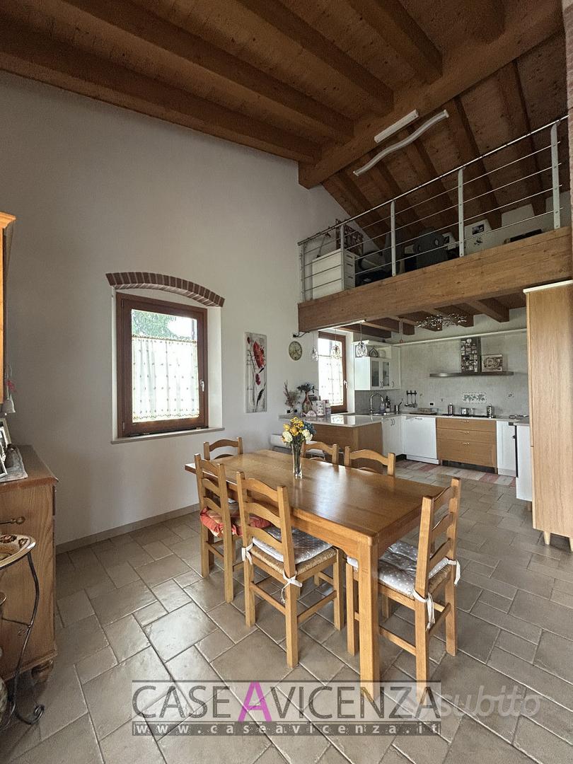 villa singola già suddividibile in due unità - Vista 4