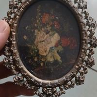 Elegante cornice antica decorativa con un piccolo 