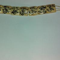 Bracciale in osso con disegni tribali.