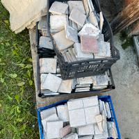 Sassi del piave e sassi tagliati a quadrato