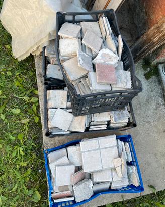 Sassi del piave e sassi tagliati a quadrato