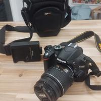 Reflex Canon D3200 con obiettivo 18-55mm