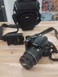 Reflex Canon D3200 con obiettivo 18-55mm