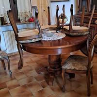 Tavolo più sedie