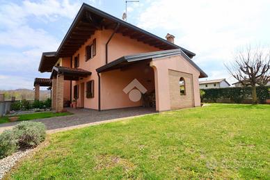 VILLA A SCHIERA D'ANGOLO A TORREANO