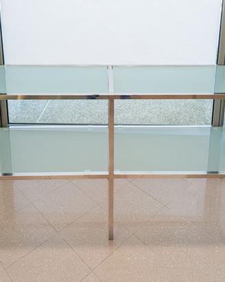 Tavolo Espositivo, finitura acciaio e Vetro Satin.