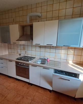 Cucina completa con elettrodomestici