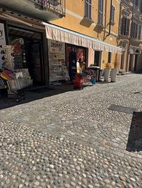 Negozio di alimentari al confine con la Svizzera