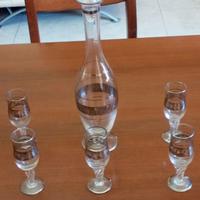 Bottiglia da liquore con rispettivi bicchierini