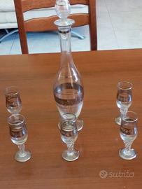 Bottiglia da liquore con rispettivi bicchierini