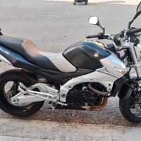 Moto Suzuki GSR 600