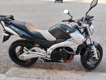 Moto Suzuki GSR 600