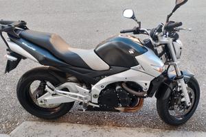 Moto Suzuki GSR 600