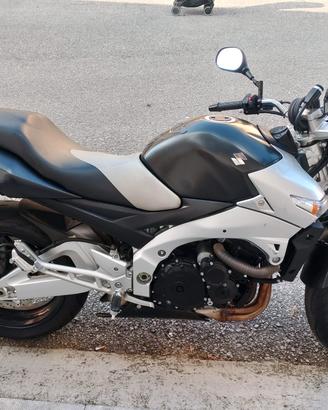 Moto Suzuki GSR 600