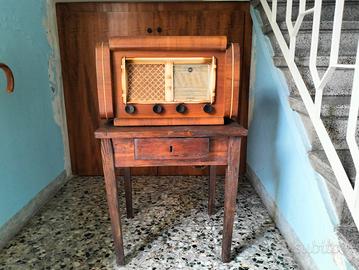 radio d epoca con  tavolino