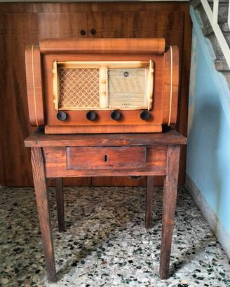 radio d epoca con  tavolino