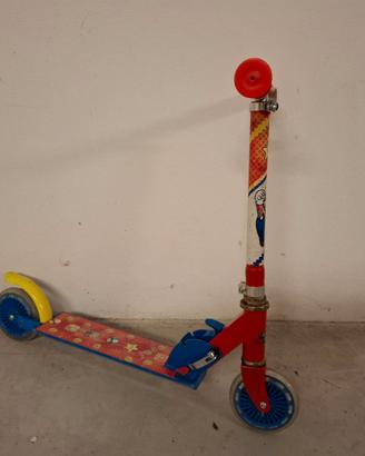 Monopattino due ruote Super Mario