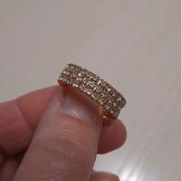 Anello color oro giallo con cristalli luminosi 