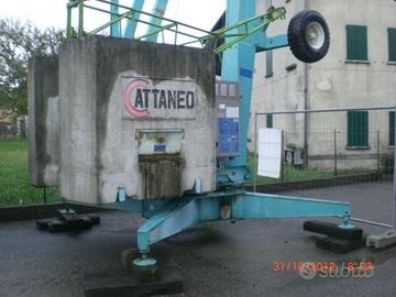 Gru a torre automontante