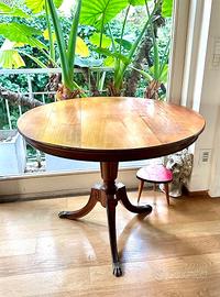 Tavolo tondo antico e tanti mobili eleganti