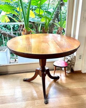 Tavolo tondo antico e tanti mobili eleganti