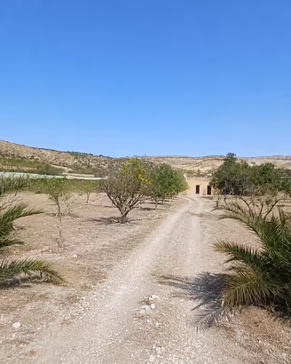 Terreno con fabbricato, acqua e progetto villa