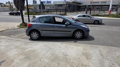 vend una Peugeot 207 del 2007 con 300.000 km, ten