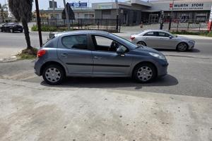 vend una Peugeot 207 del 2007 con 300.000 km, ten