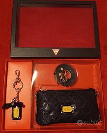 Guess Gift Box: Pochette + Tracolla + Portachiavi