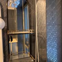 Specchio con piccole mensole