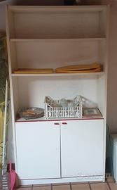 Mobile Scaffale con ante e dettagli rossi