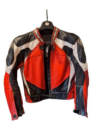 tuta in pelle arlen ness con stivali 