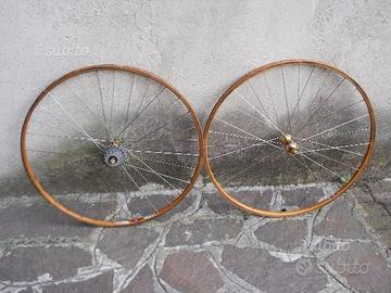 Bicicletta -. Ruote vintage con cerchioni in legno