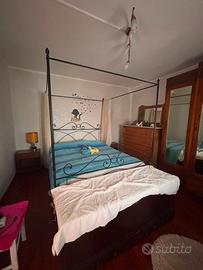 Armadio comò letto  a baldacchino